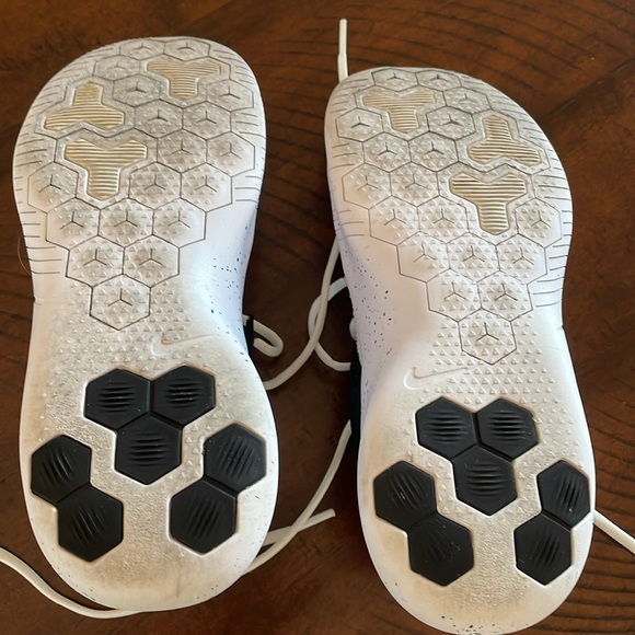 Nike women’s size 7 sneakers canvas lightweight… Black and white with neon trim - Picture 3 of 5